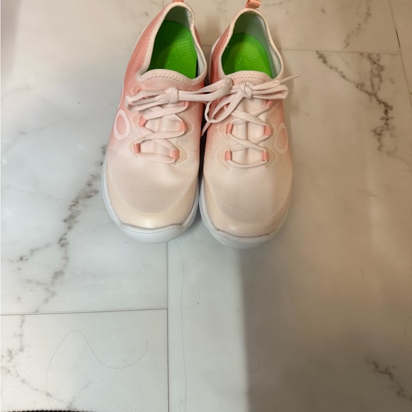 Women's Cream Athletic Shoes Oofos - Picture 7 of 8